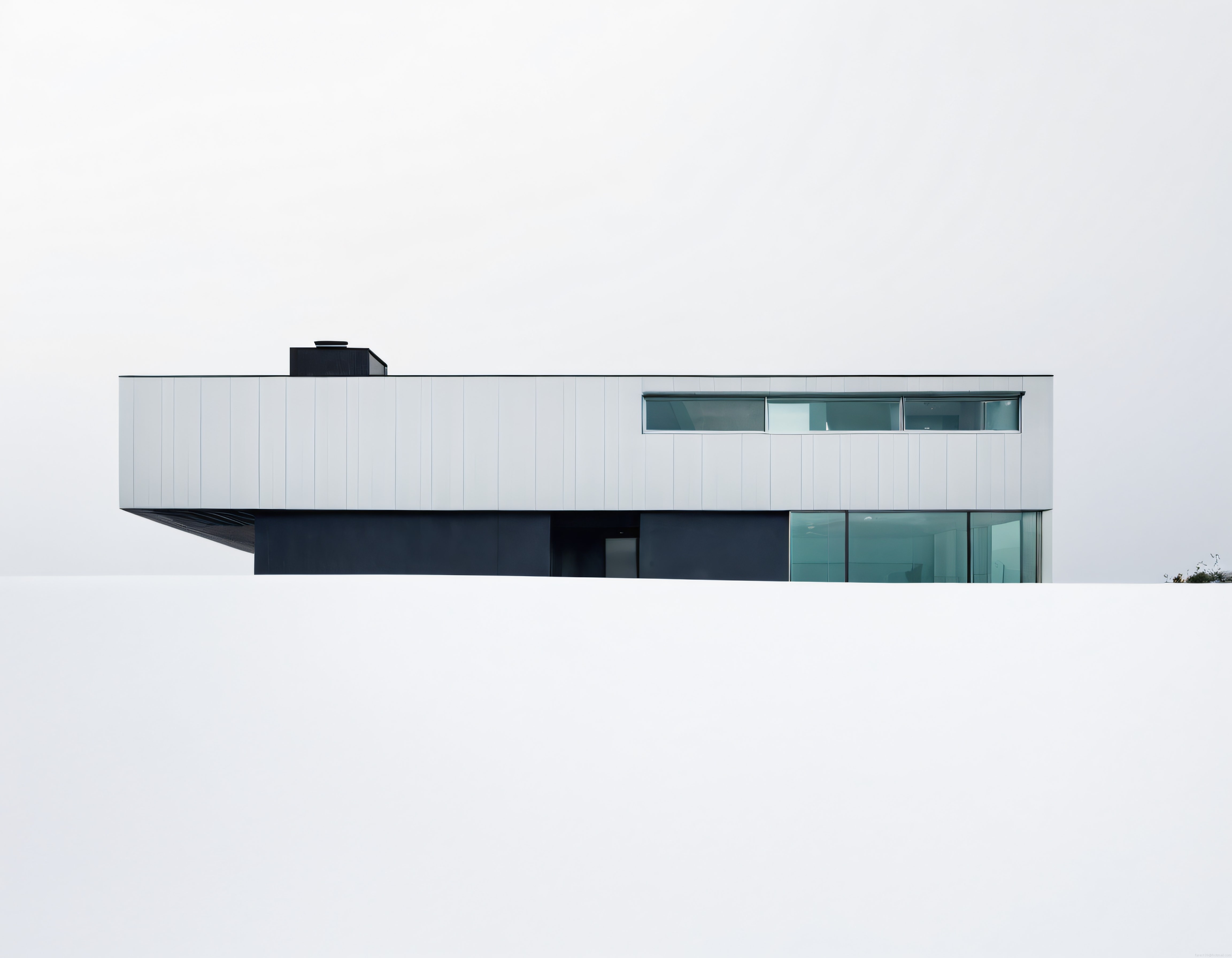 Karlı Arazide Asılı Duran Beyaz Minimalist ve Modern Ev Mimarisi