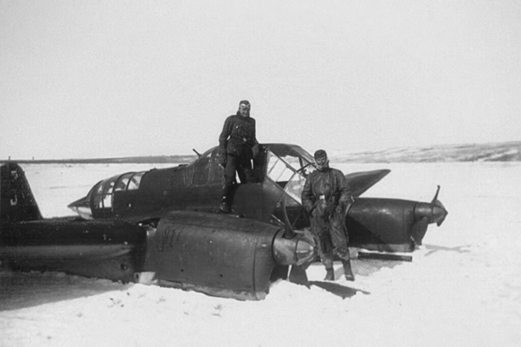Karlı Arazide Düşmüş II. Dünya Savaşı Askeri Uçağı ve Mürettebatı