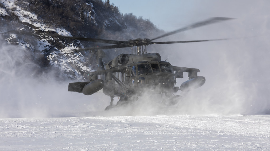 Karlı Arazide Toz Kaldıran Askeri Helikopterin Etkileyici İniş Anı