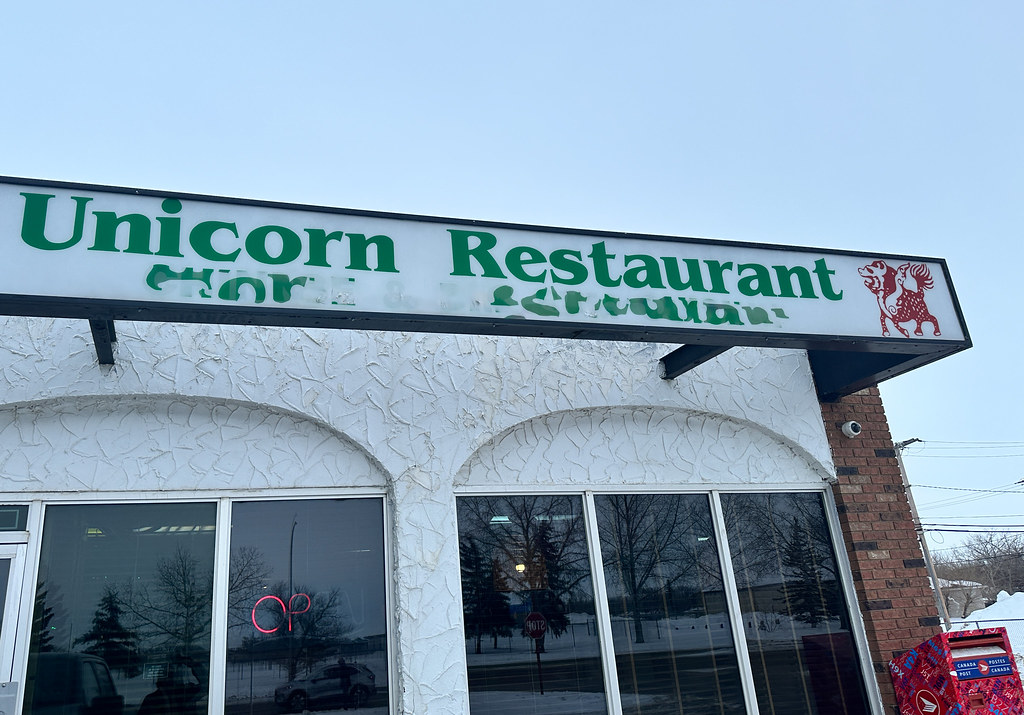 Karlı Bir Günde Unicorn Restaurantın Dış Cephesi ve Renkli Tabelası