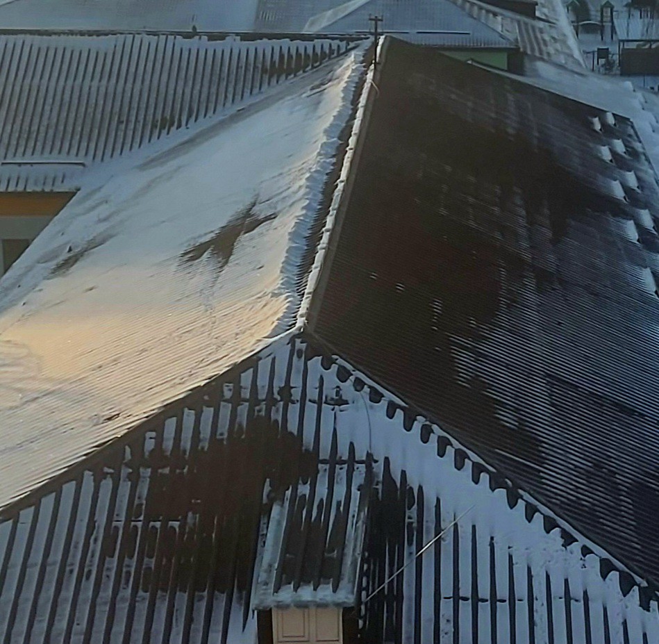 Karlı Çatılarda Güneş Işığıyla Oluşan Buzul Desenleri ve Kış Manzarası