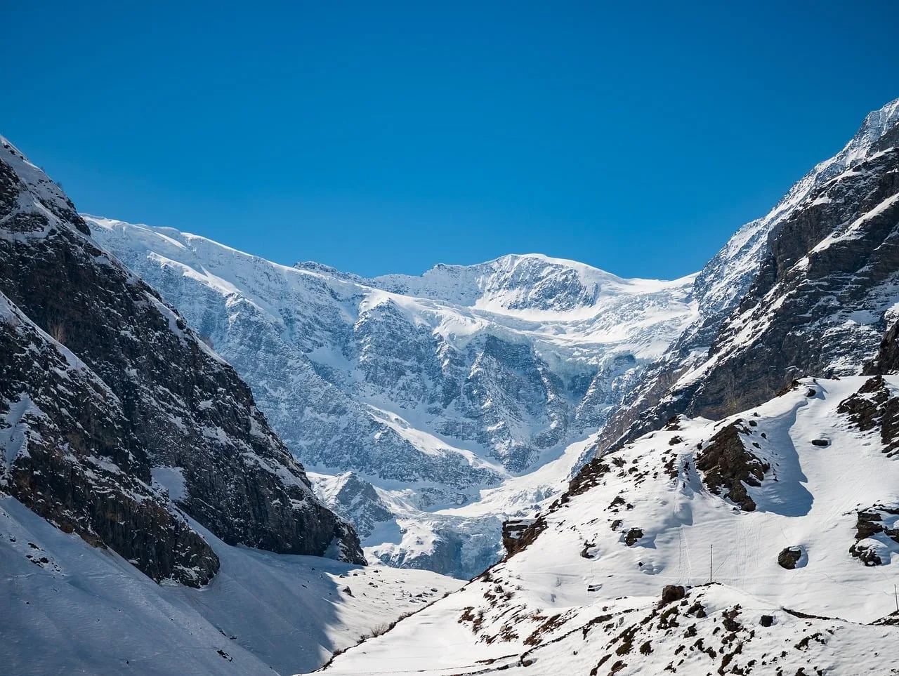 Karlı dağ manzarası - Himalaya bölgesi panoraması