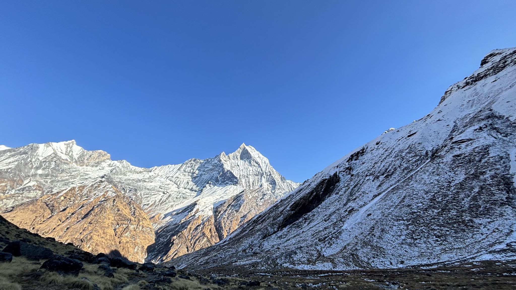 karlı dağ zirveleri ve berrak mavi gökyüzü altında etkileyici himalaya manzarası
