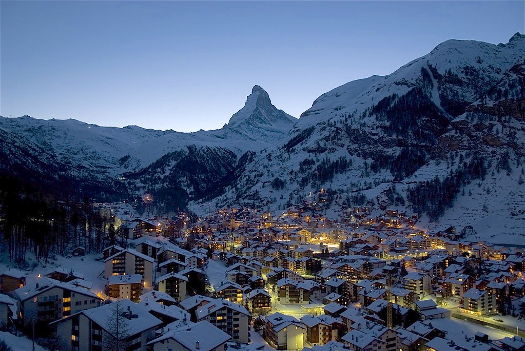 Karlı Dağların Ardındaki Matterhorn ve Alacakaranlıkta Işıklandırılmış Alp Köyü