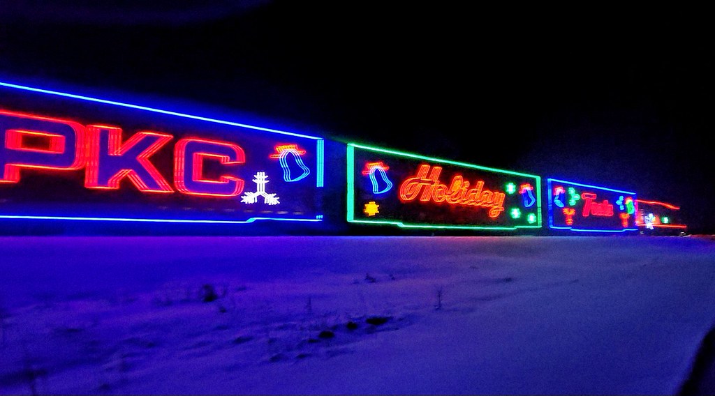 Karlı Gecede Parıldayan Neon Işıklı Tren Vagonları ve Tatil Dekorasyonu