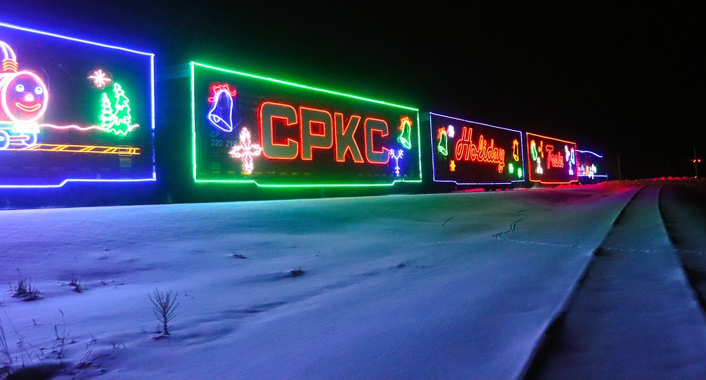 Karlı Gecede Renkli Neon Işıklarla Süslenmiş CPKC Tatil Treni