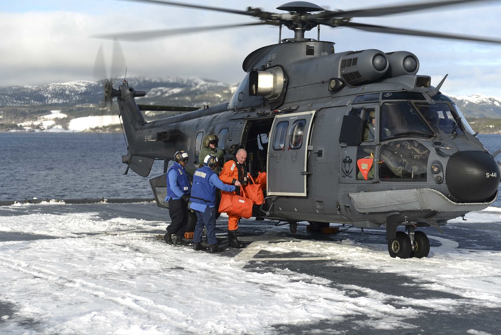 Karlı Göl Kenarında Askeri Helikopterle Kurtarma ve İniş Operasyonu