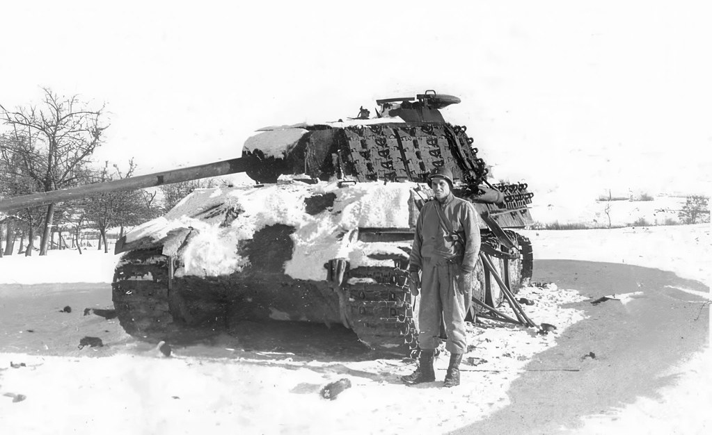 Karlı Günde Çekilmiş II. Dünya Savaşı Alman Tank ve Asker Fotoğrafı