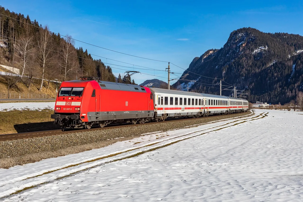 Karlı kış demiryolu treni - intercity yolculuğu
