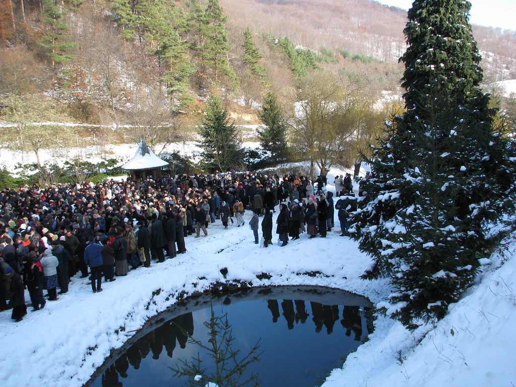 Karlı Ormanda Göl Kenarında Toplanan İnsan Kalabalığı ve Kış Manzarası