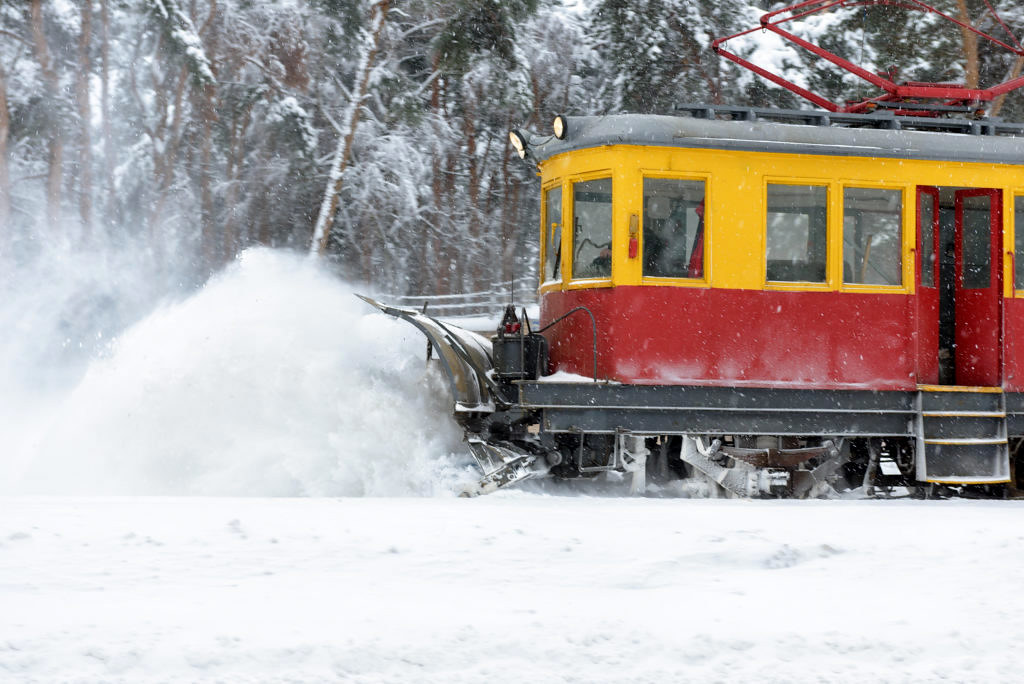 Karlı Ormanlık Alanda Yol Açan Sarı Kırmızı Vagonlu Kar Treni