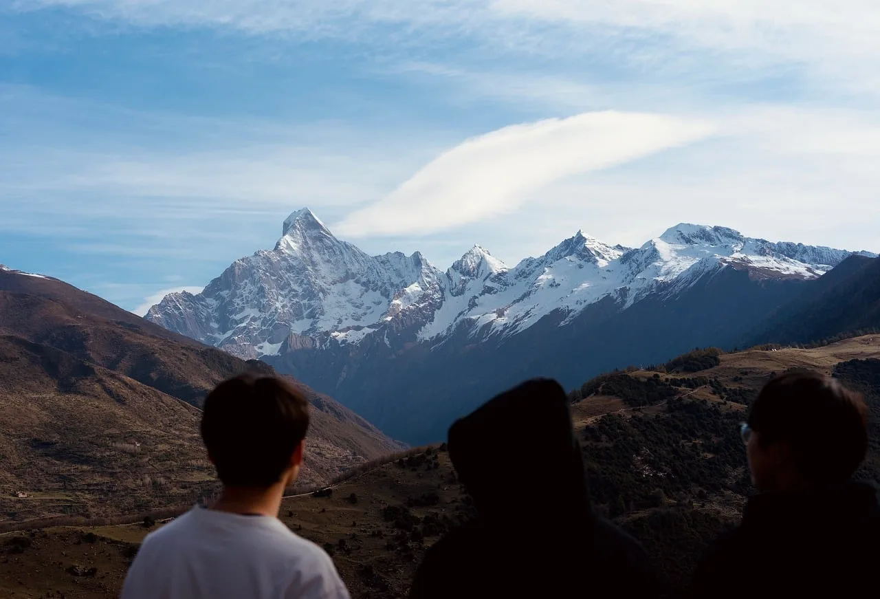 Karlı Tianshan Dağları doğa manzarası Karlı Tianshan Dağları doğa manzarası