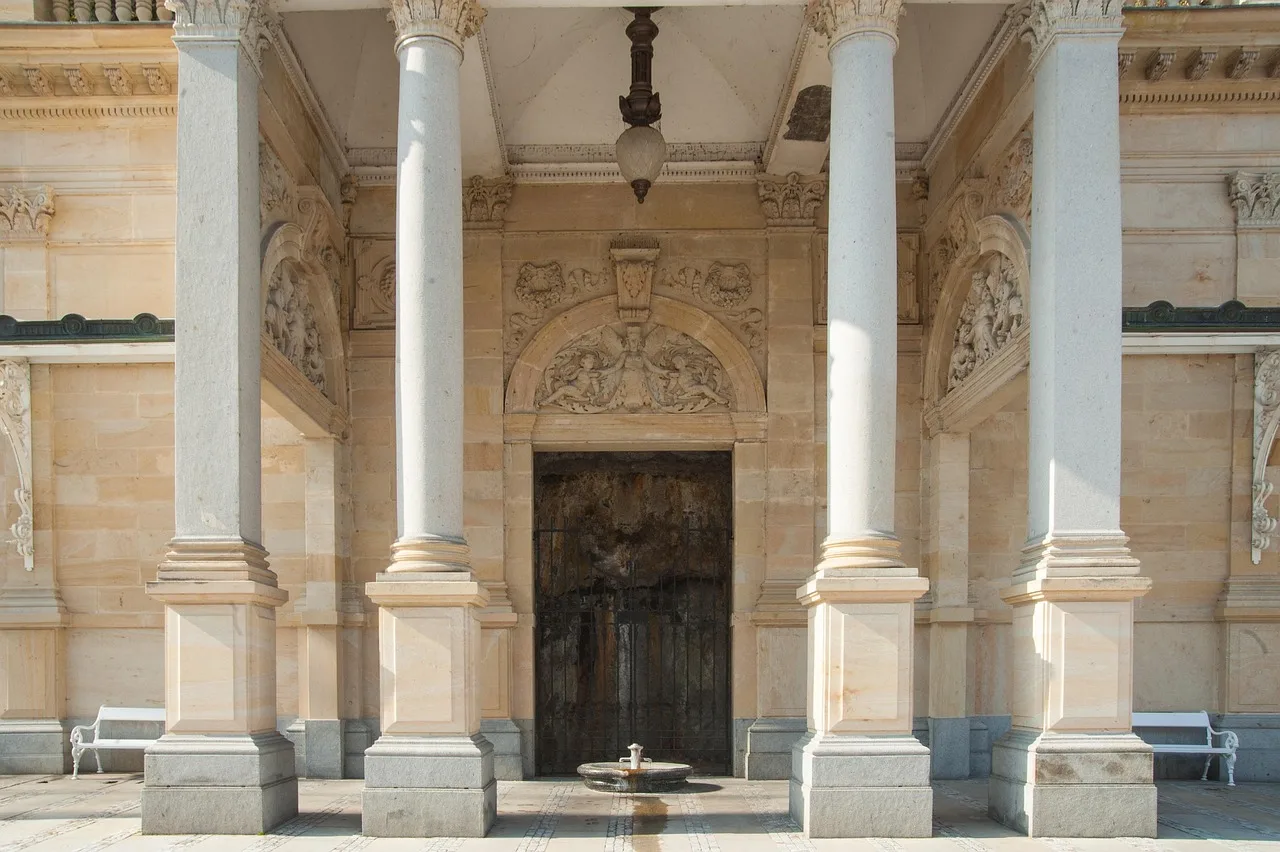 Karlovy Vary tarihî spa kolonnadı - mimari detay