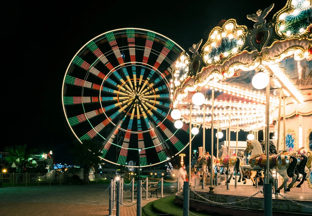 Karnaval dönme dolaplarıyla gece manzarası - lunapark