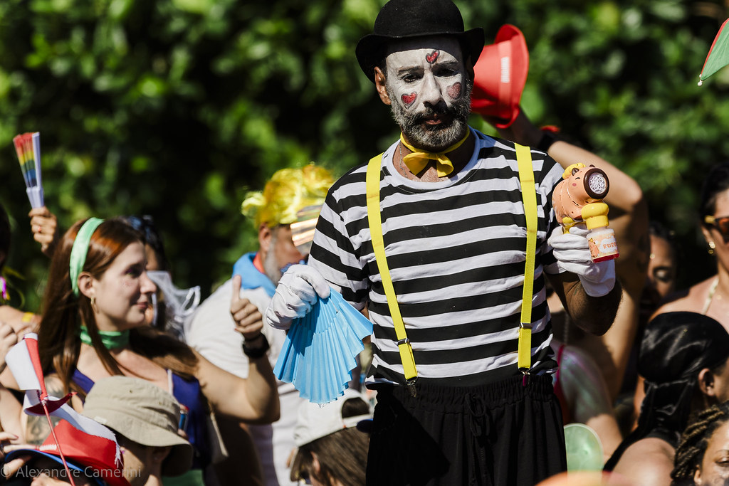 Karnavalda Neşeli Palyaço: Sokak Performansı ve Renkli Festival Havası