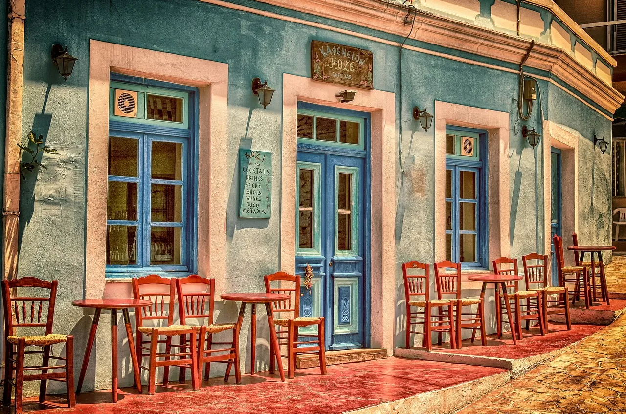 Karpathos adası kafe cephesi - Akdeniz mimarisi