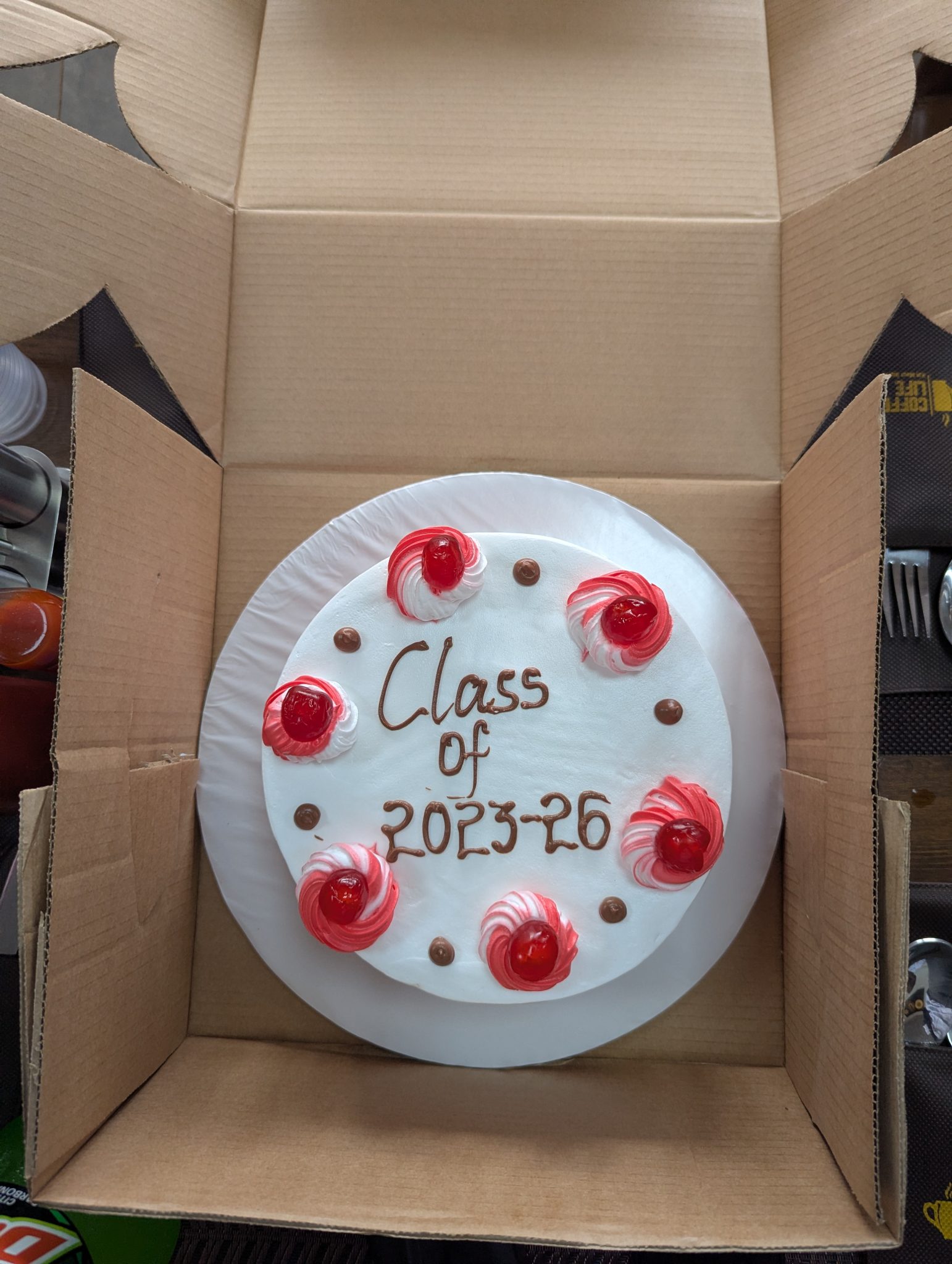 Karton Kutuda Kirazlı Mezuniyet Pastası: Class of 2023-26 Özel Tasarım