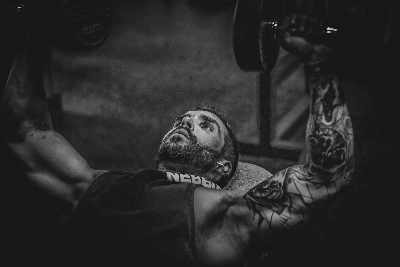 Kaslı erkek modeli spor salonu fotoğrafı Kaslı erkek modeli spor salonu fotoğrafı