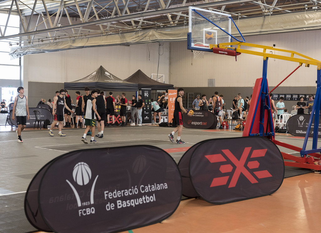 Katalonya Basketbol Federasyonu Sahasında Sporcuların Isınma ve Maç Hazırlığı