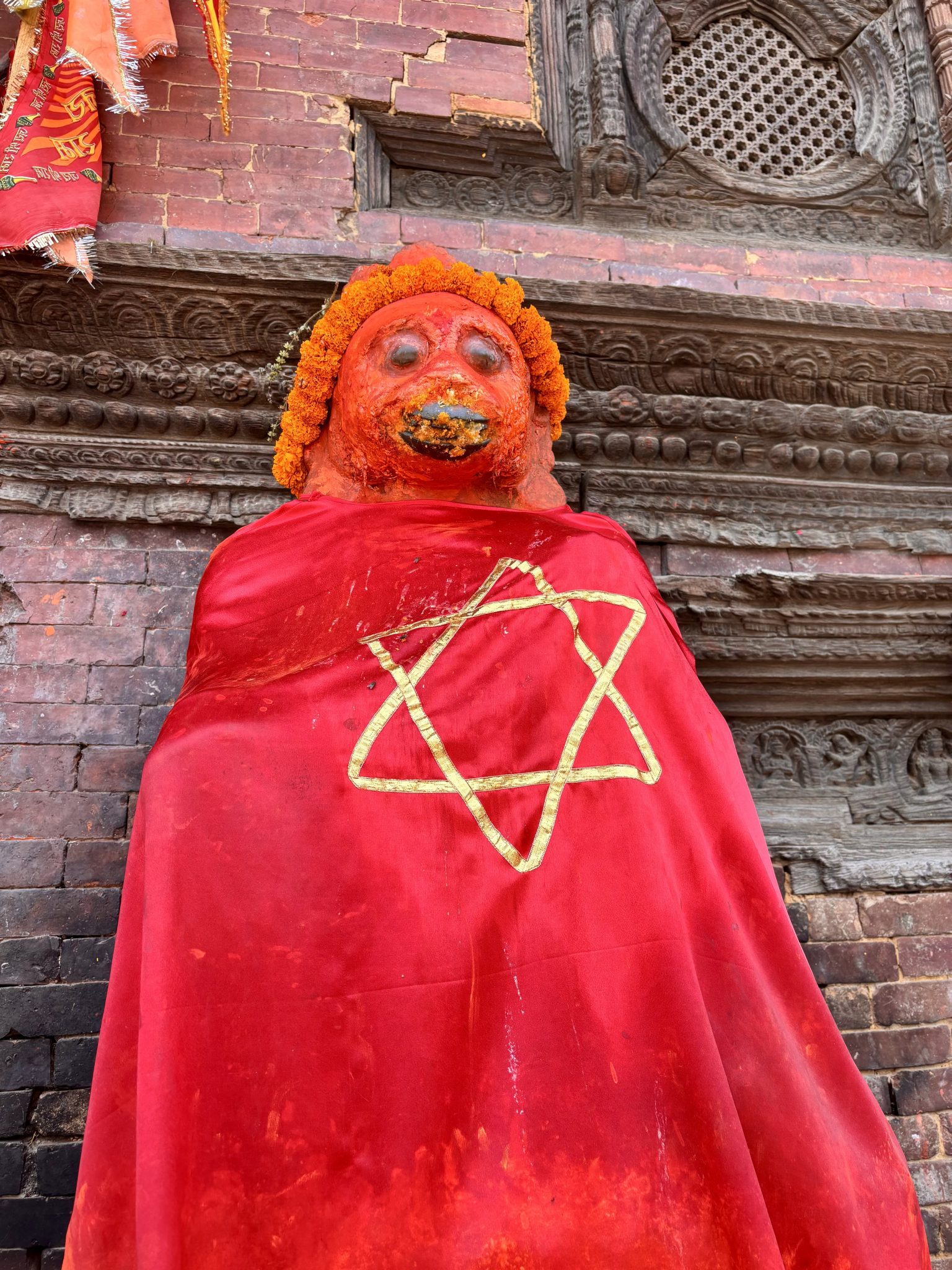 Kathmandu Vadisi'nde Kırmızı Örtülü Dini Heykel ve Tarihi Tapınak Duvarı
