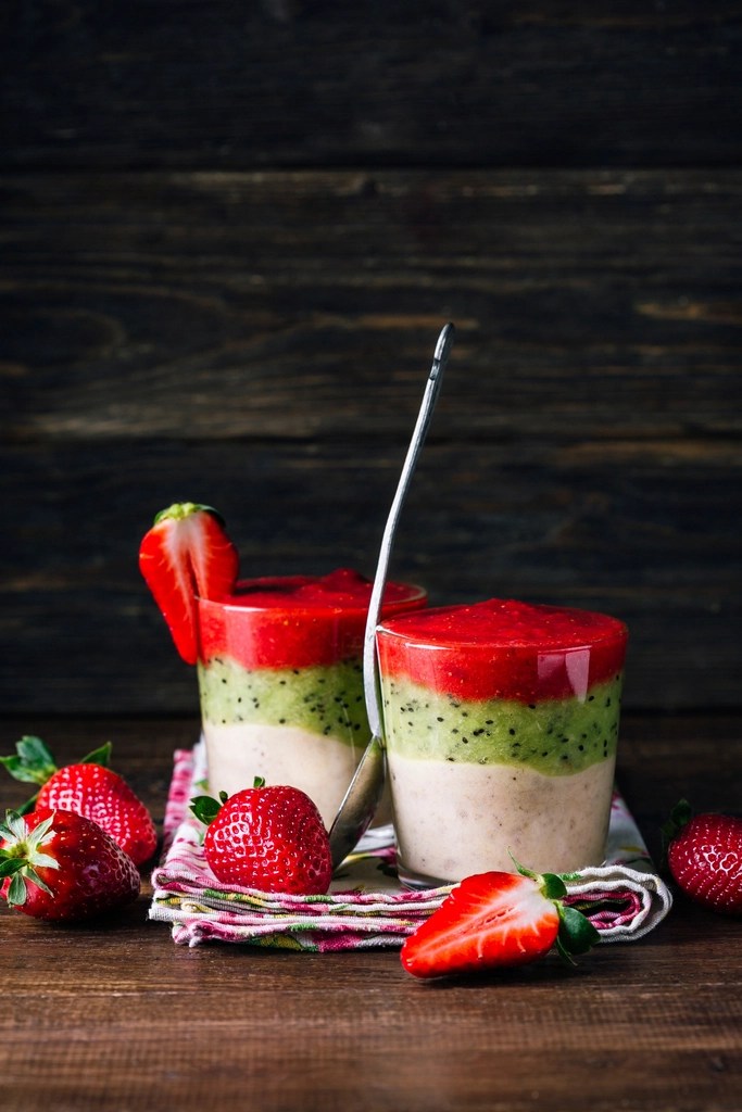 Katmanlı Çilek ve Kivili Smoothie Bardakları, Rustik Ahşap Sunum