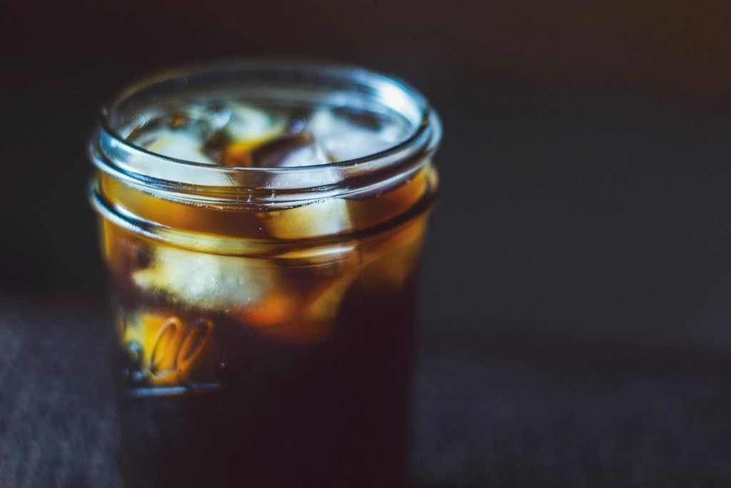Kavanozda Buzlu Cold Brew Kahve: Serinletici Yaz İçeceği ve Tarif Sunumu