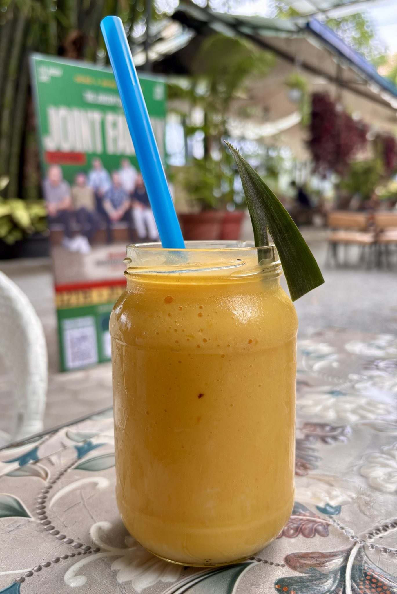 Kavanozda Ev Yapımı Tropikal Smoothie: Mavi Pipet ve Serinletici Sunum
