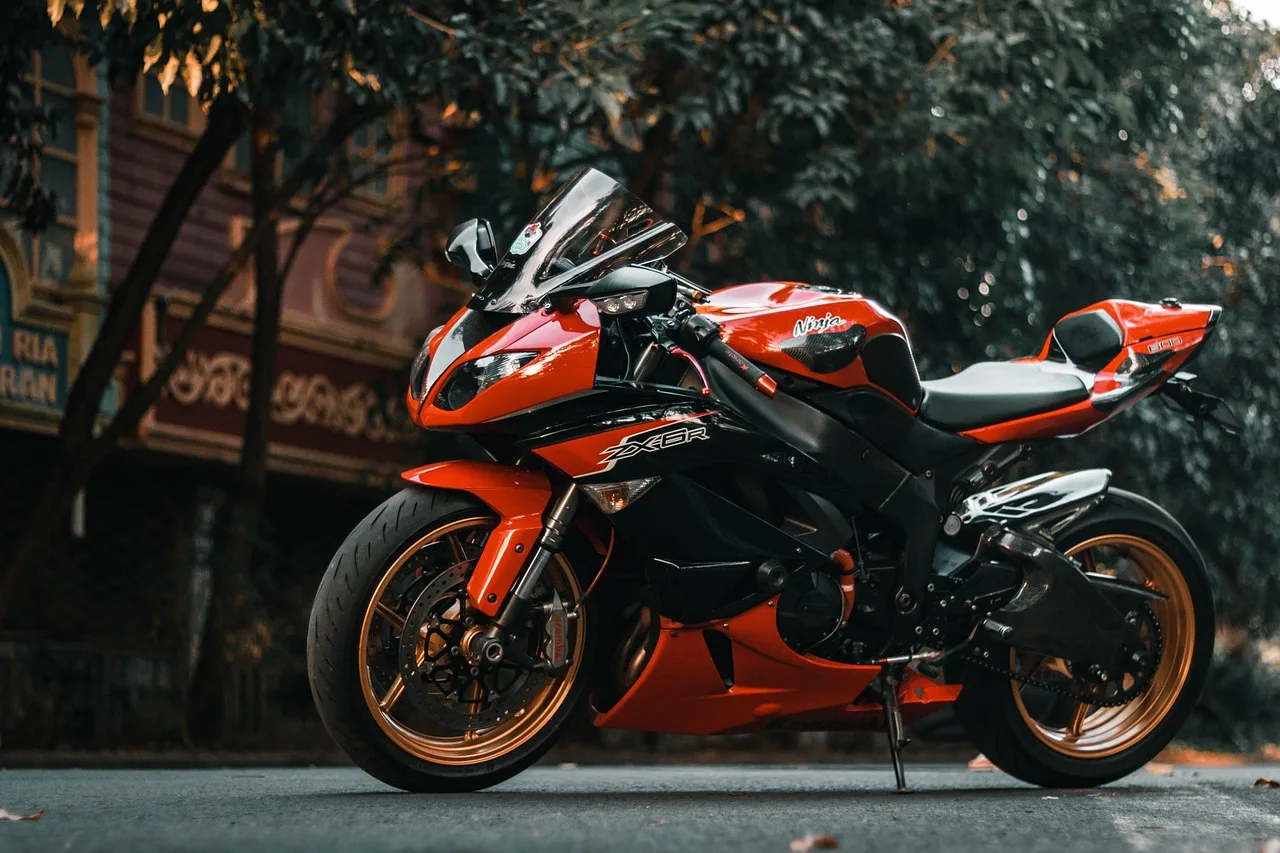 Kawasaki motosiklet hızlı sürüş anı - 4 silindir