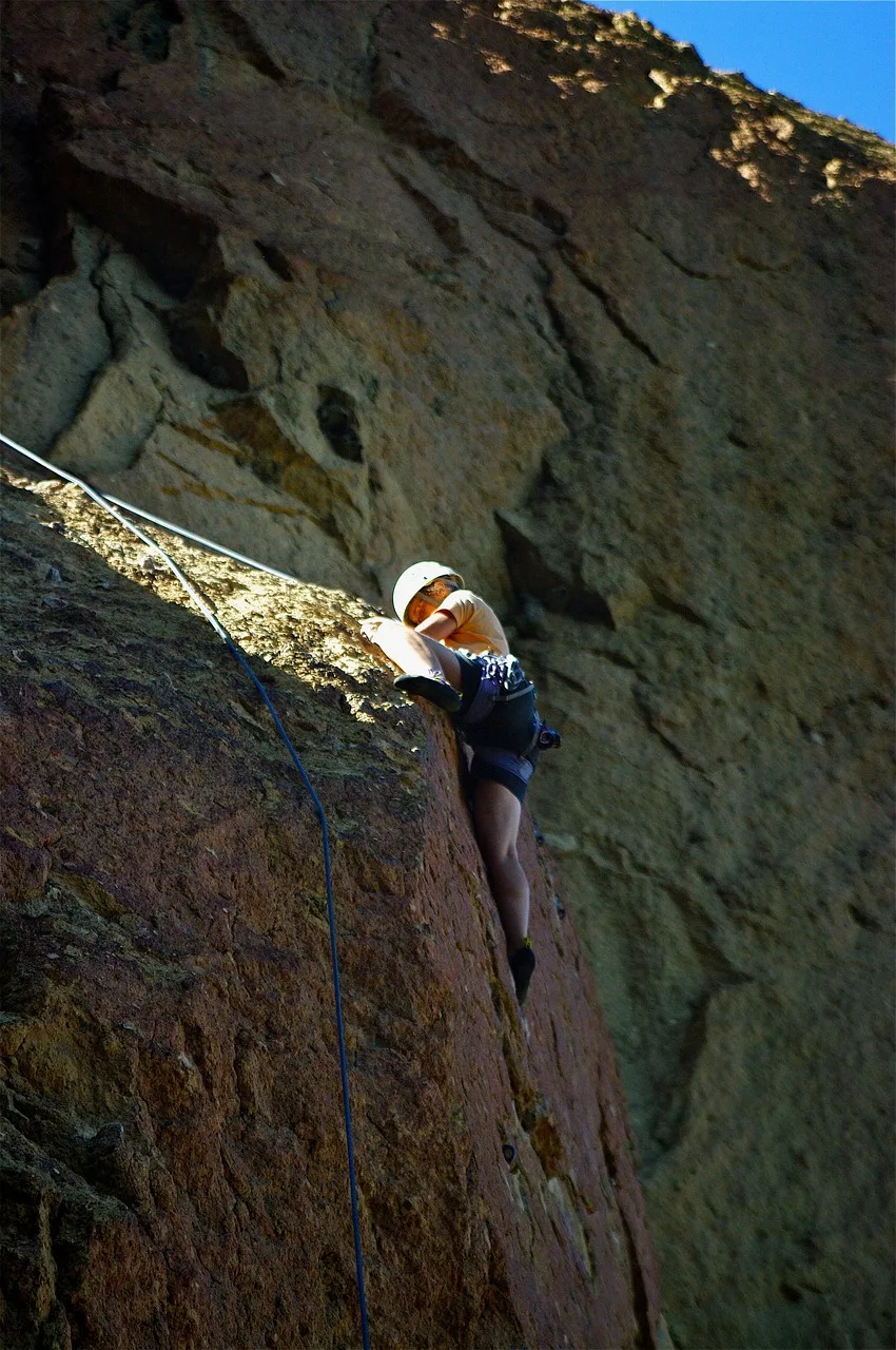 Kaya tırmanışı yapan dağcı portresi - outdoor spor