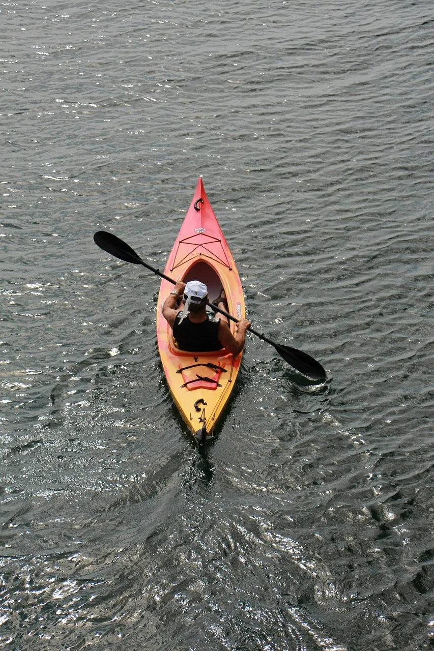 Kayak sporunda nehir gezintisi - doğa ve su