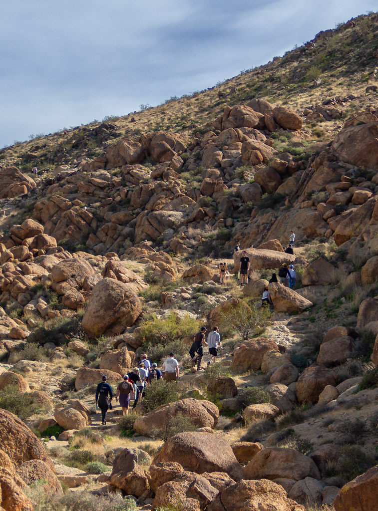 Kayalık Dağ Yolunda Trekking Yapan Grup ve Etkileyici Manzara