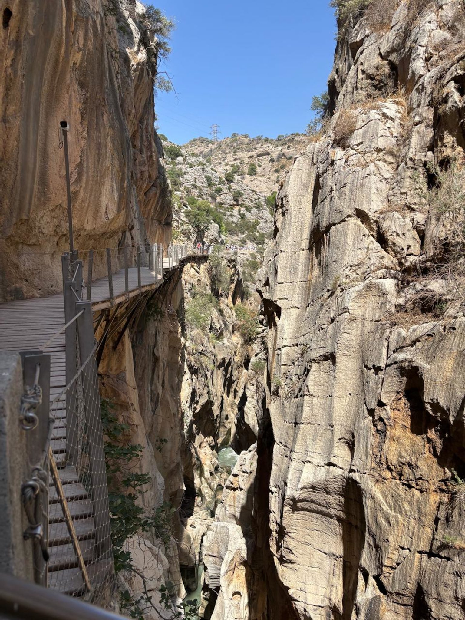 Kayalık Kanyon İçinde Uçurum Kenarında Yürüyüş Yolu ve Mavi Gökyüzü