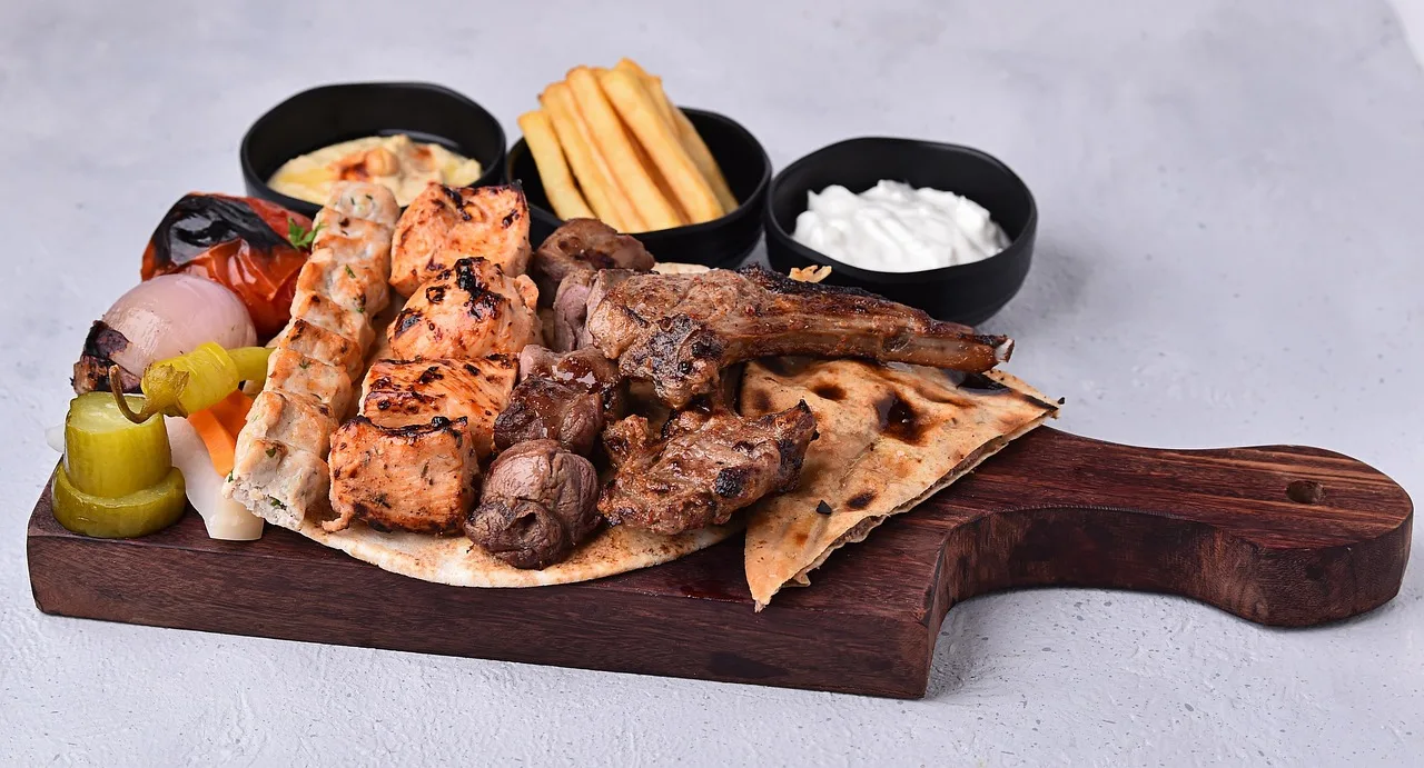 Kebap ve tavuk tikka karışımı akşam yemeği