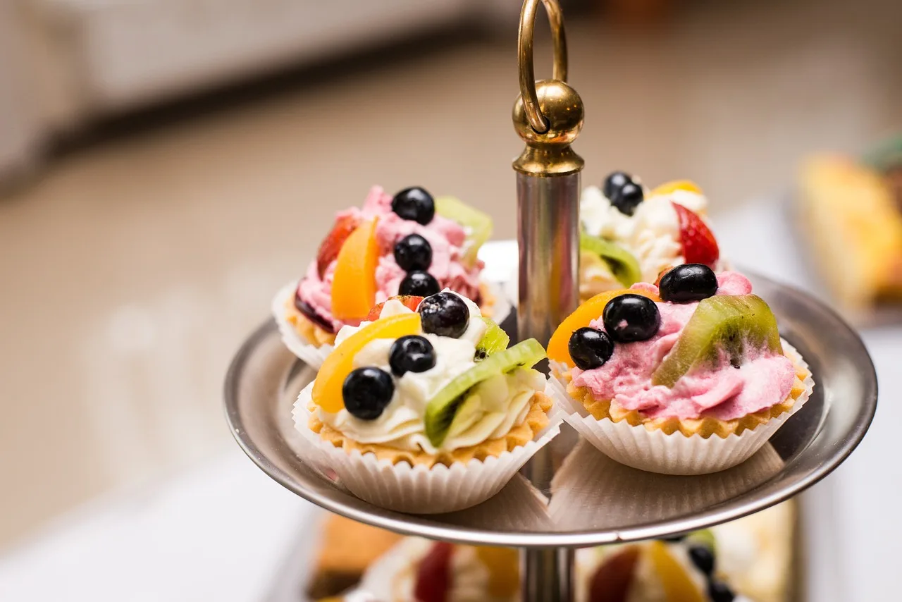 Kek ve cupcakelerle renkli tatlı vitrini
