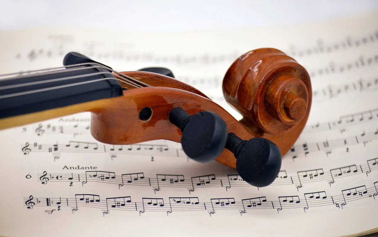 Keman enstrümanı klasik müzik notaları