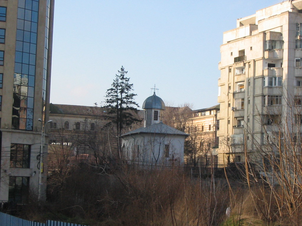 Kent Merkezinde Tarihi Şapel ve Modern Apartmanların Sessiz Uyumu