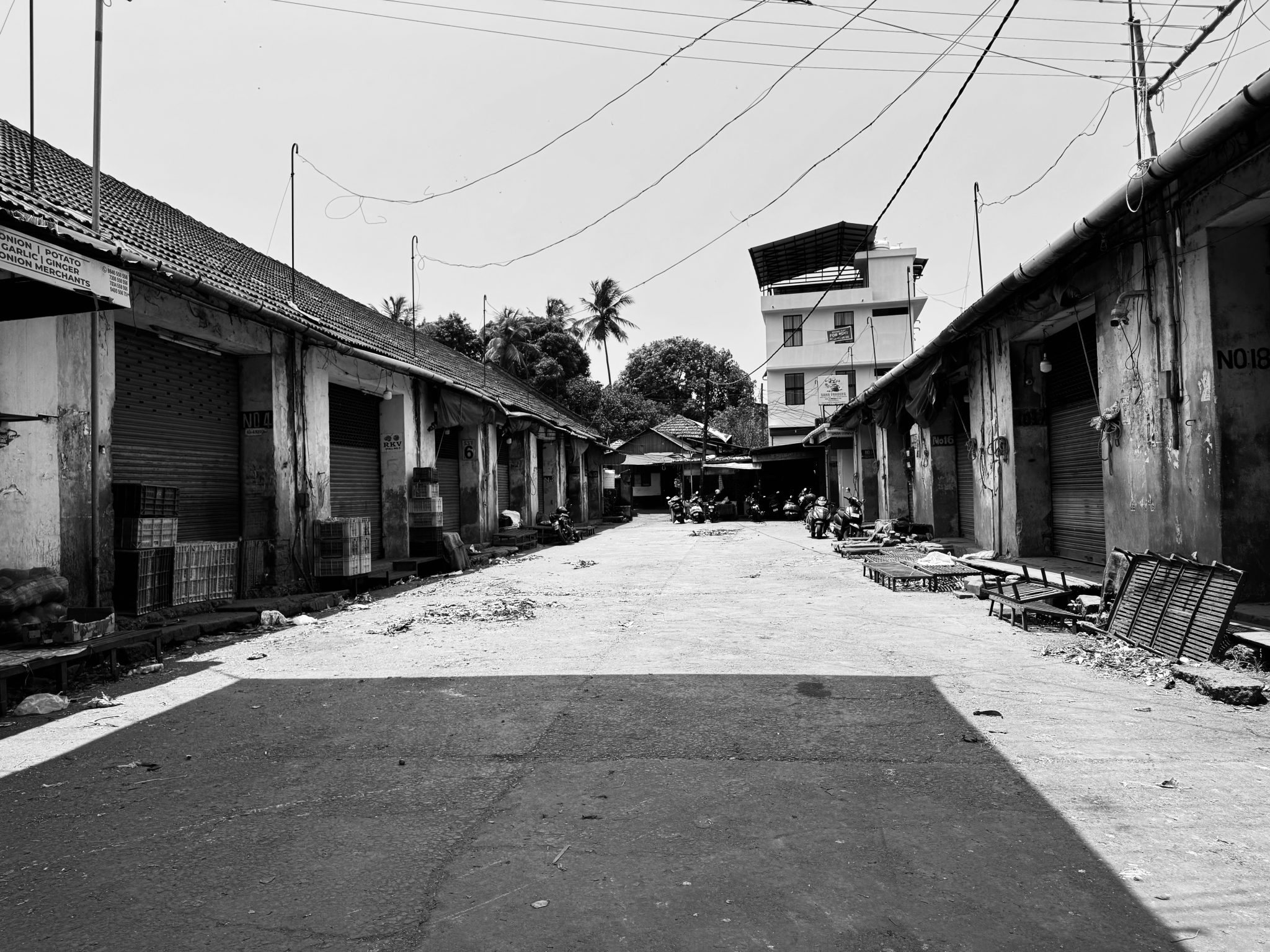 Kepenkleri Kapalı Eski Çarşı Sokaklarında Siyah Beyaz Nostaljik Atmosfer Kepenkleri Kapalı Eski Çarşı Sokaklarında Siyah Beyaz Nostaljik Atmosfer