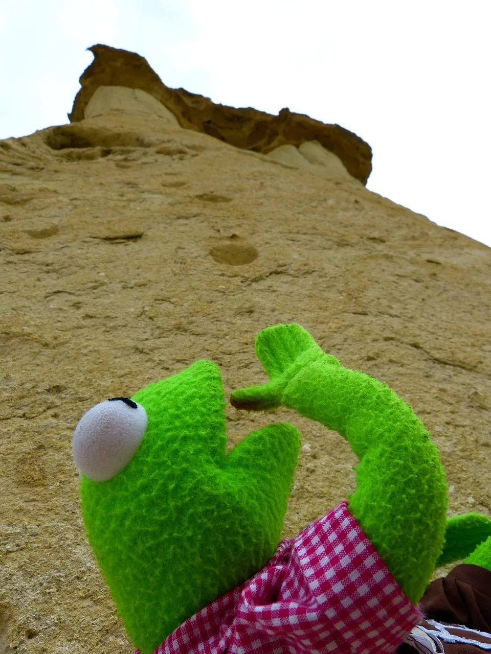 Kermit kurbağa kuklası yeşil sahnede