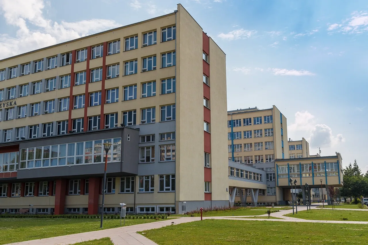 Kielce Politeknik Üniversitesi kampüs binası - modern mimari