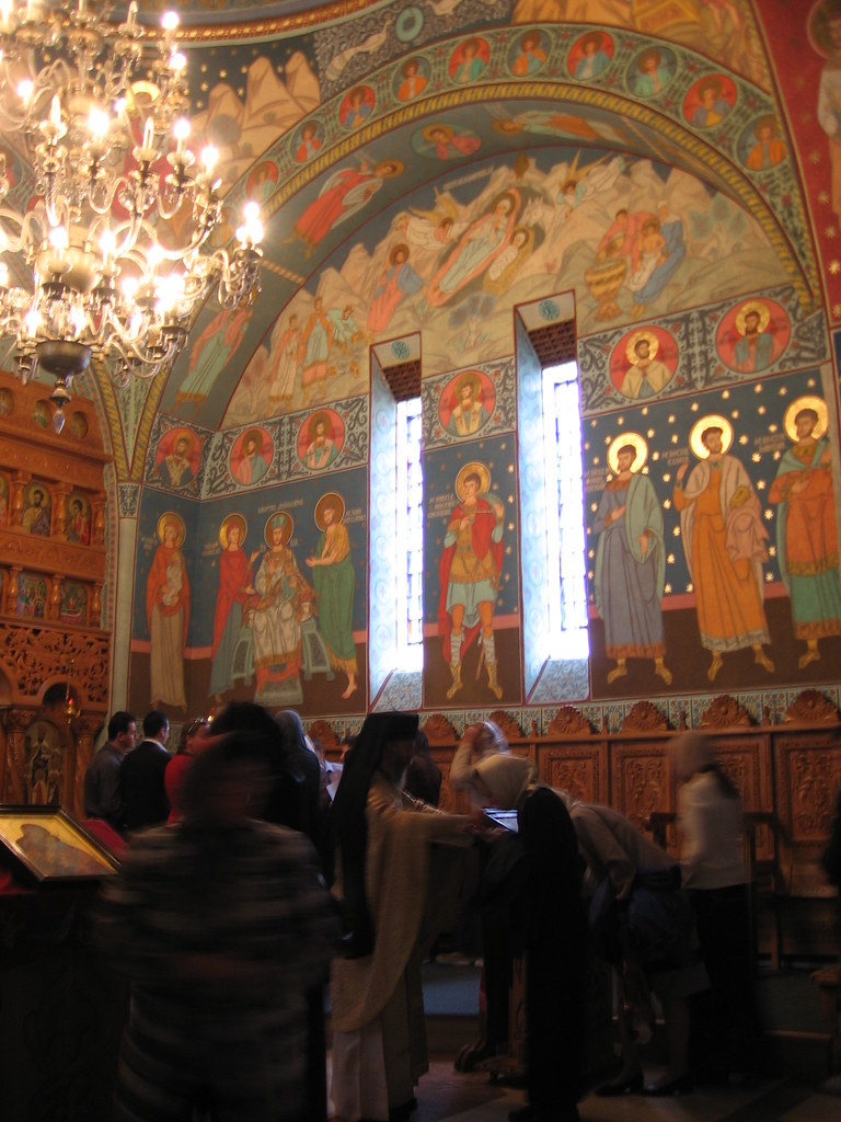 Kilise İçi Dini Mozaikler ve İkonlar: Tarihi Bir Mabedin Görkemli Atmosferi