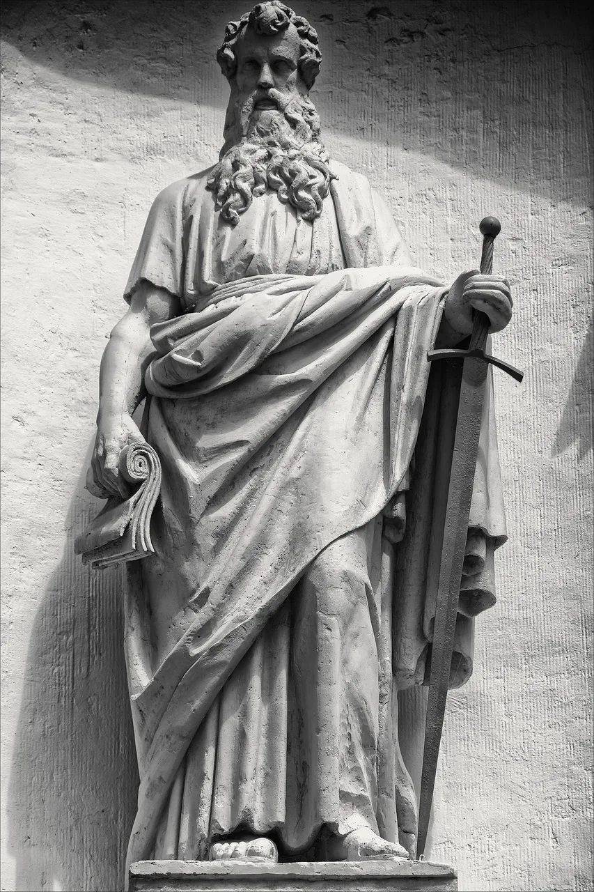 Kilise içinde kılıç silueti - monokrom kurgu