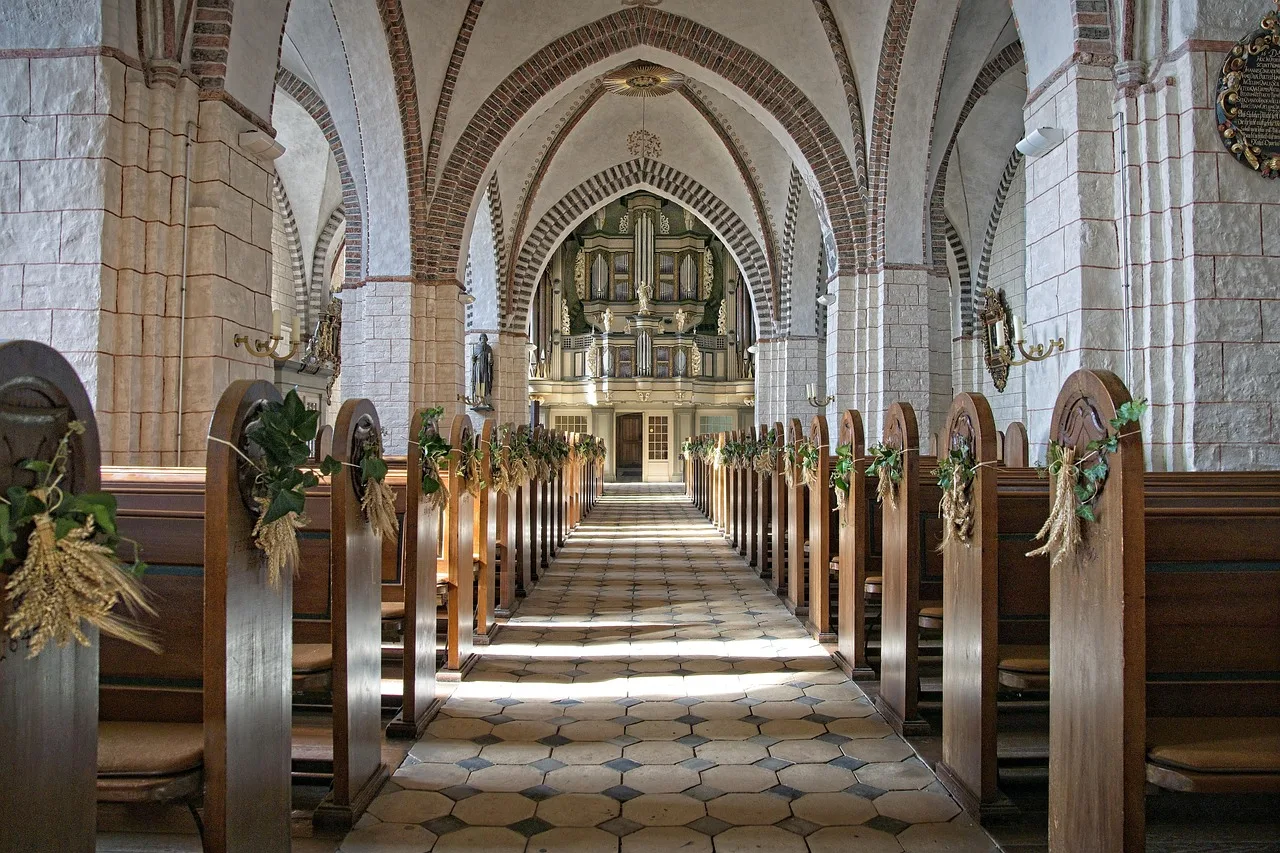 Kilise organı ve ahşap banklar - iç mekan