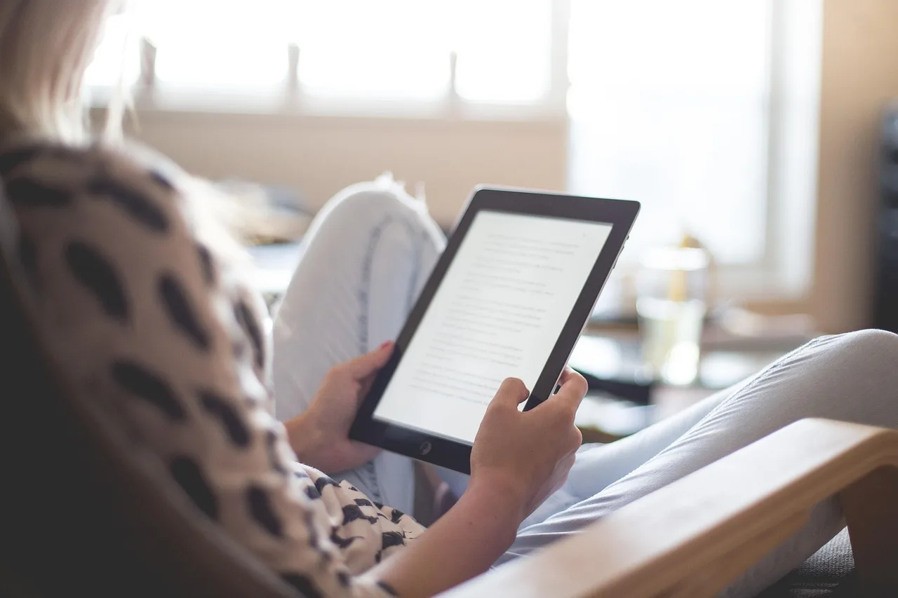 Kindle e-kitap okuyucu modern oturma odası