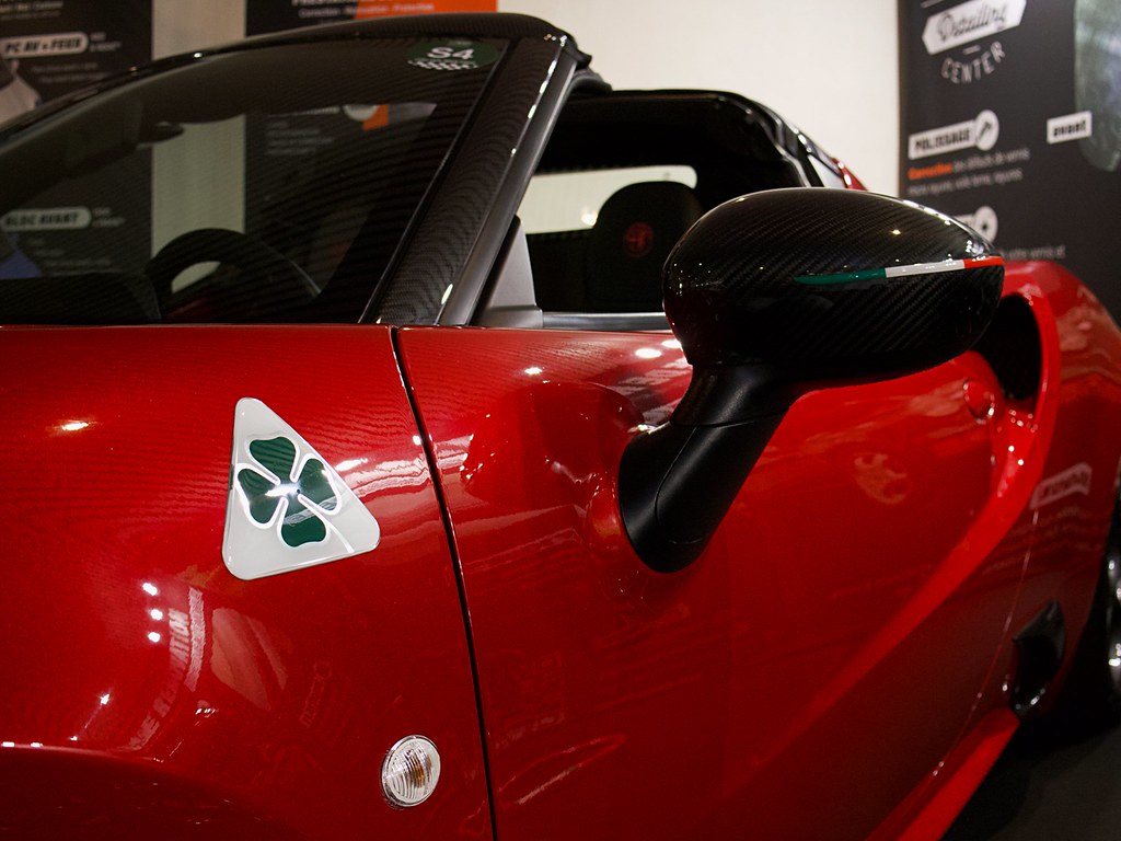 kırmızı alfa romeo spor araba yan detayı ve karbon fiber dış dikiz aynası
