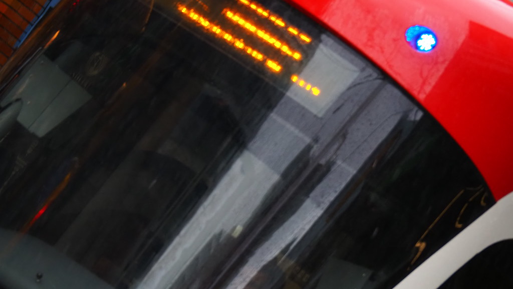 Kırmızı Banliyö Treninin LED Ekranlı Ön Cephesi ve Mavi Çiçek Logosu