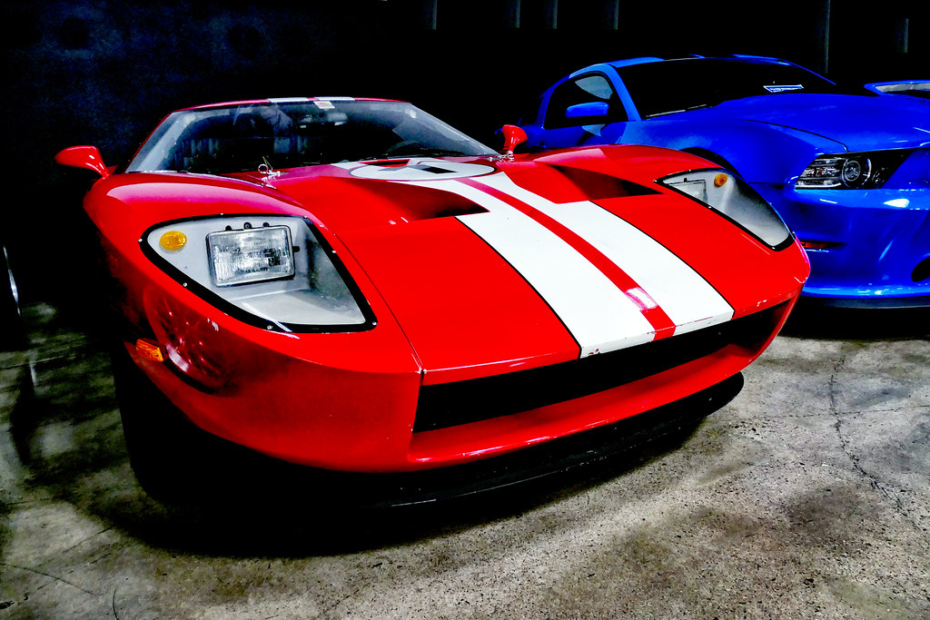 Kırmızı Beyaz Şeritli Ford GT ve Mavi Mustang Garajda Yan Yana