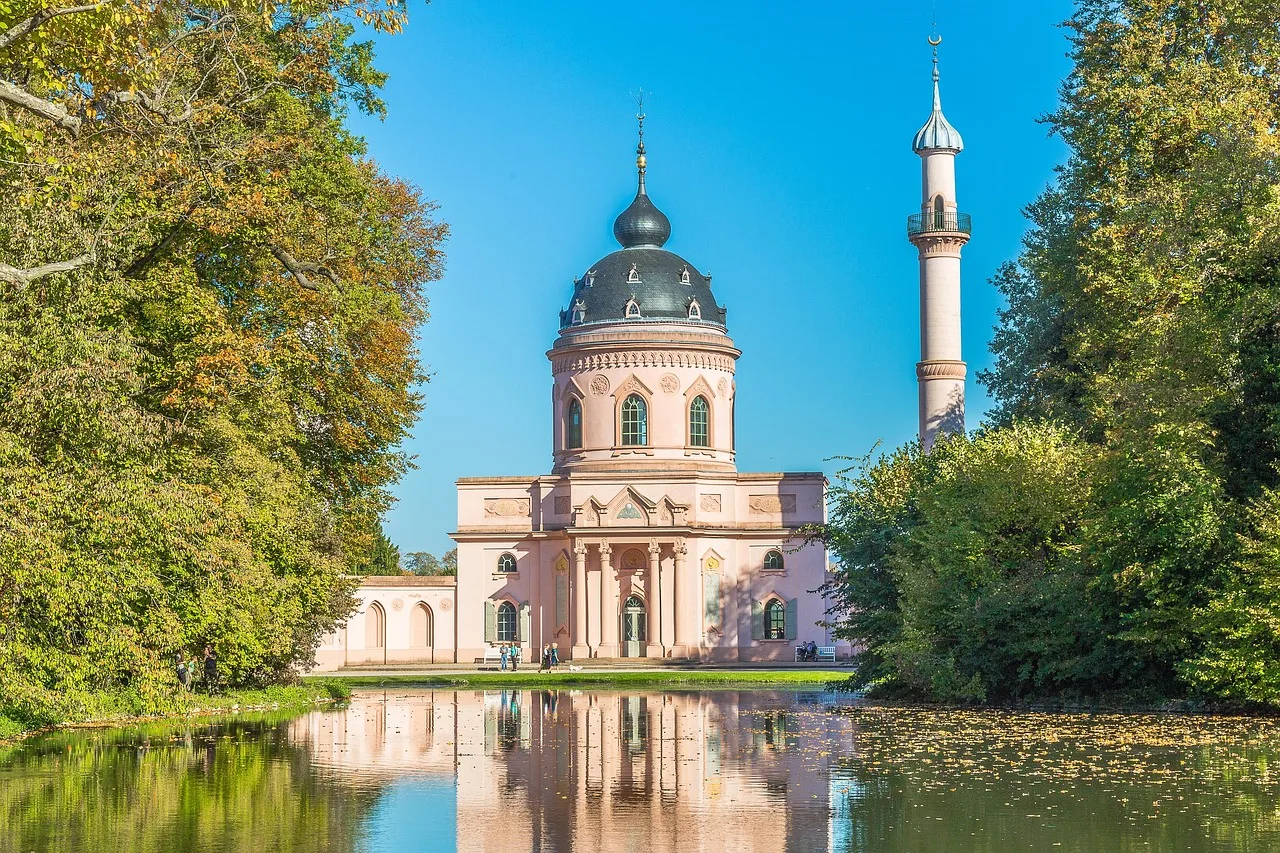 Kırmızı cami minareli saray bahçesi Kırmızı cami minareli saray bahçesi