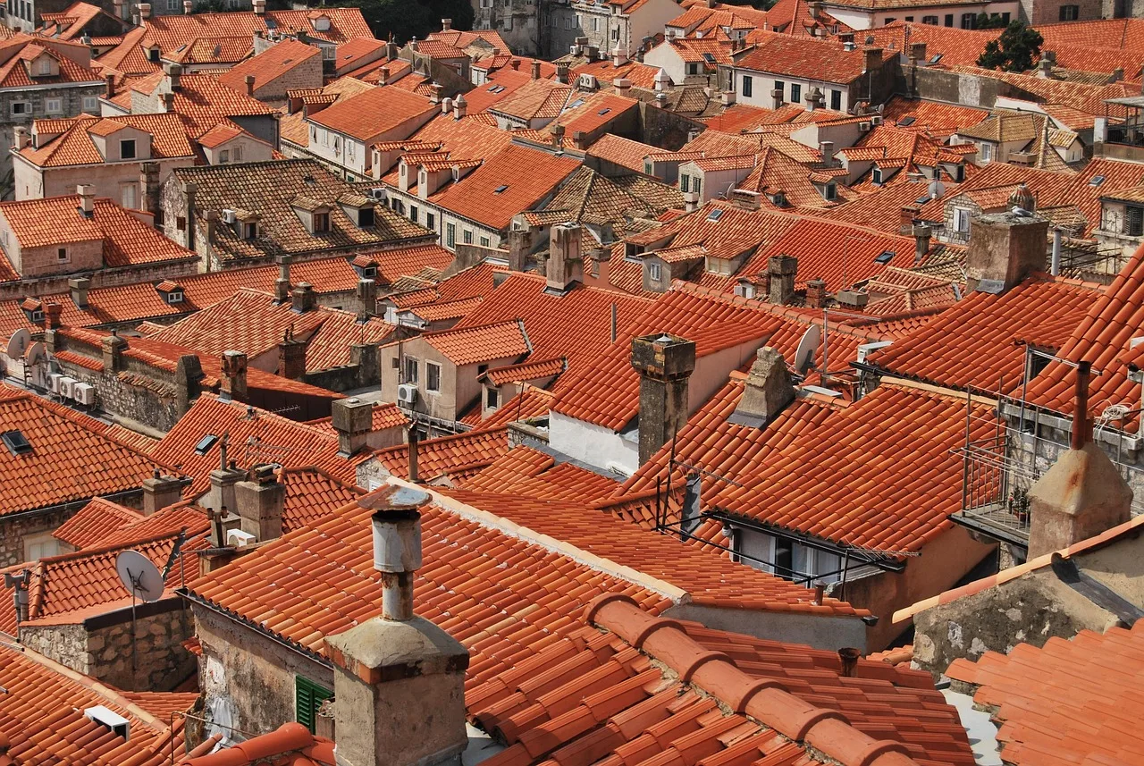 Kırmızı çatı kiremitleriyle Dubrovnik şehir silueti