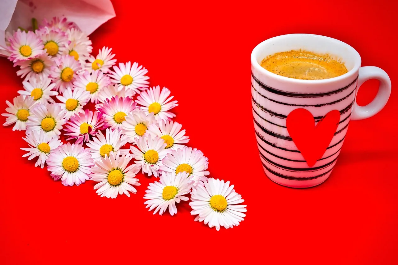 Kırmızı çiçekli espresso kahve fotoğrafı - bahar sürprizi