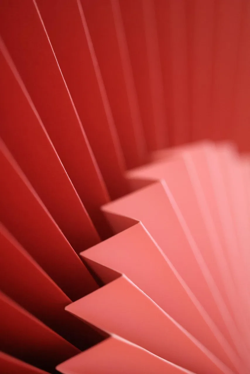 Kırmızı Çin fanı ve origami - geleneksel doğu teması